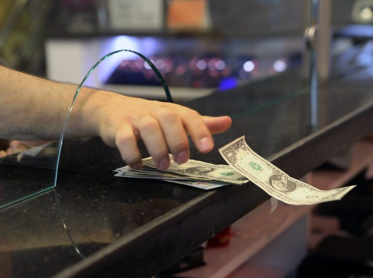 Приватбанк объявил об изменении правил продажи валюты после 20 апреля - today.ua