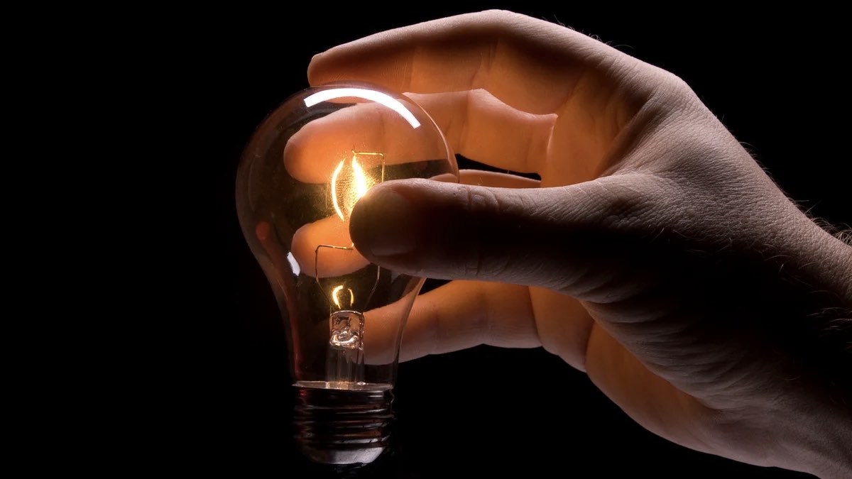 Украинцам назвали три способа, как узнать причину отключения электроэнергии в квартире