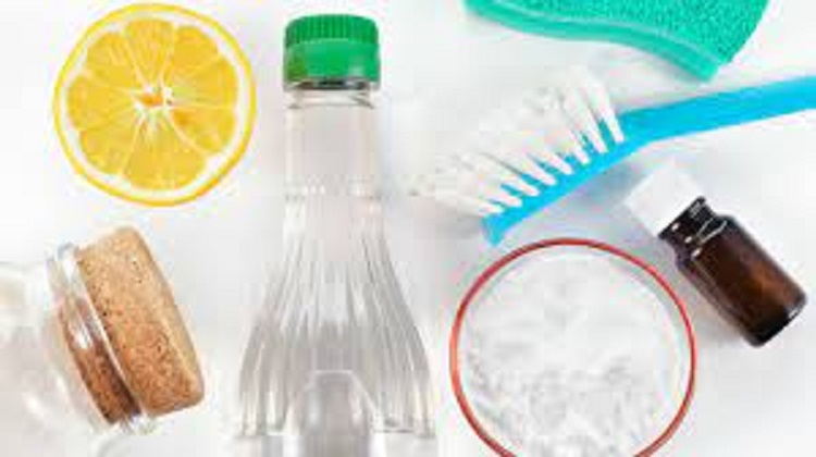 Три подручных средства, которые помогут быстро убрать неприятный запах в холодильнике