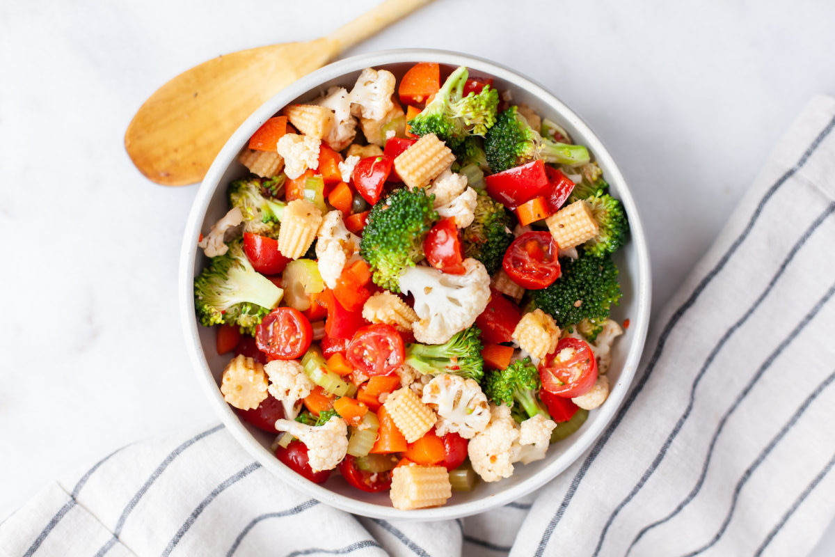 Корисний салат із пікантних маринованих овочів: рецепт закуски нашвидкуруч - today.ua