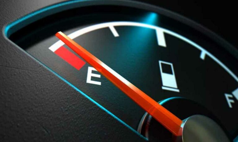 Закінчився бензин у дорозі: п'ять способів виходу зі складної ситуації - today.ua