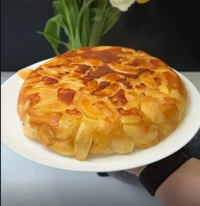 Пиріг з яблуками на сковороді – простий рецепт ідеального десерту за 30 хвилин