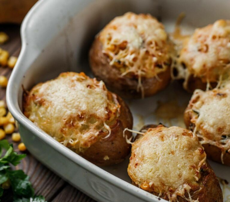 Запеченная картошка с кукурузой и сыром – рецепт к празднику Пасхи и на каждый день - today.ua