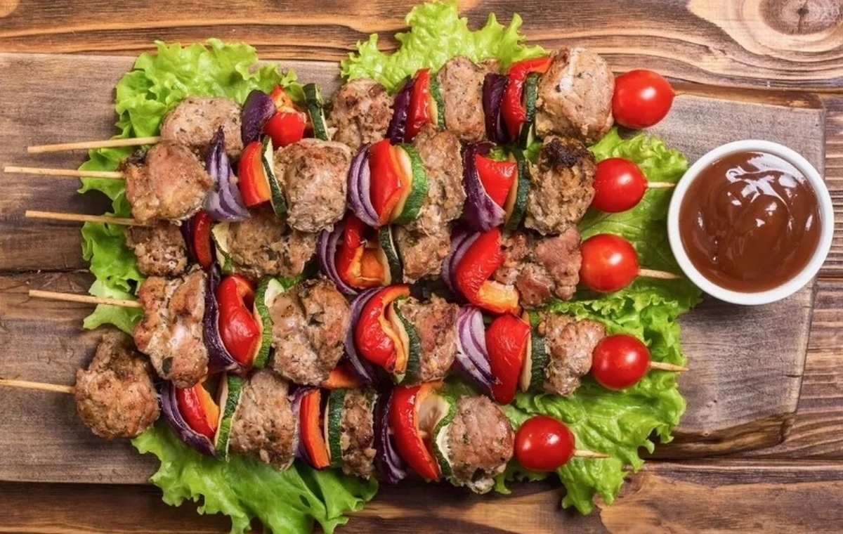 АТБ, Сільпо, Ашан, Метро та інші супермаркети оновили ціни на шашлик: де м'ясо можна купити дешевше 