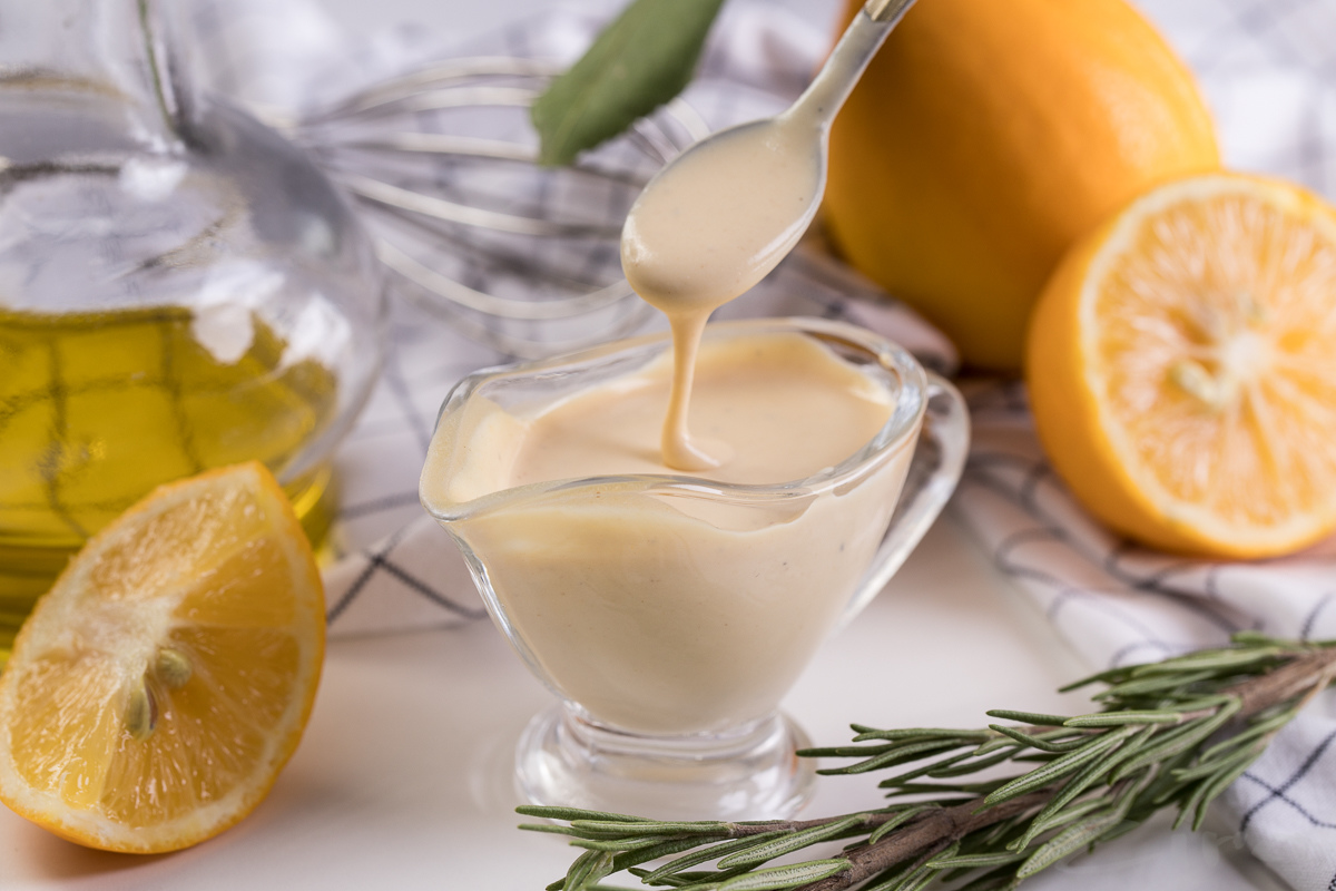 Нежный домашний майонез без яиц – простой рецепт полезной заправки для салатов - today.ua