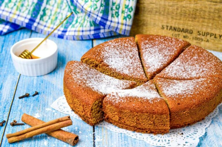 Сытный и очень вкусный пирог с медом – быстрый рецепт десерта для всей семьи - today.ua