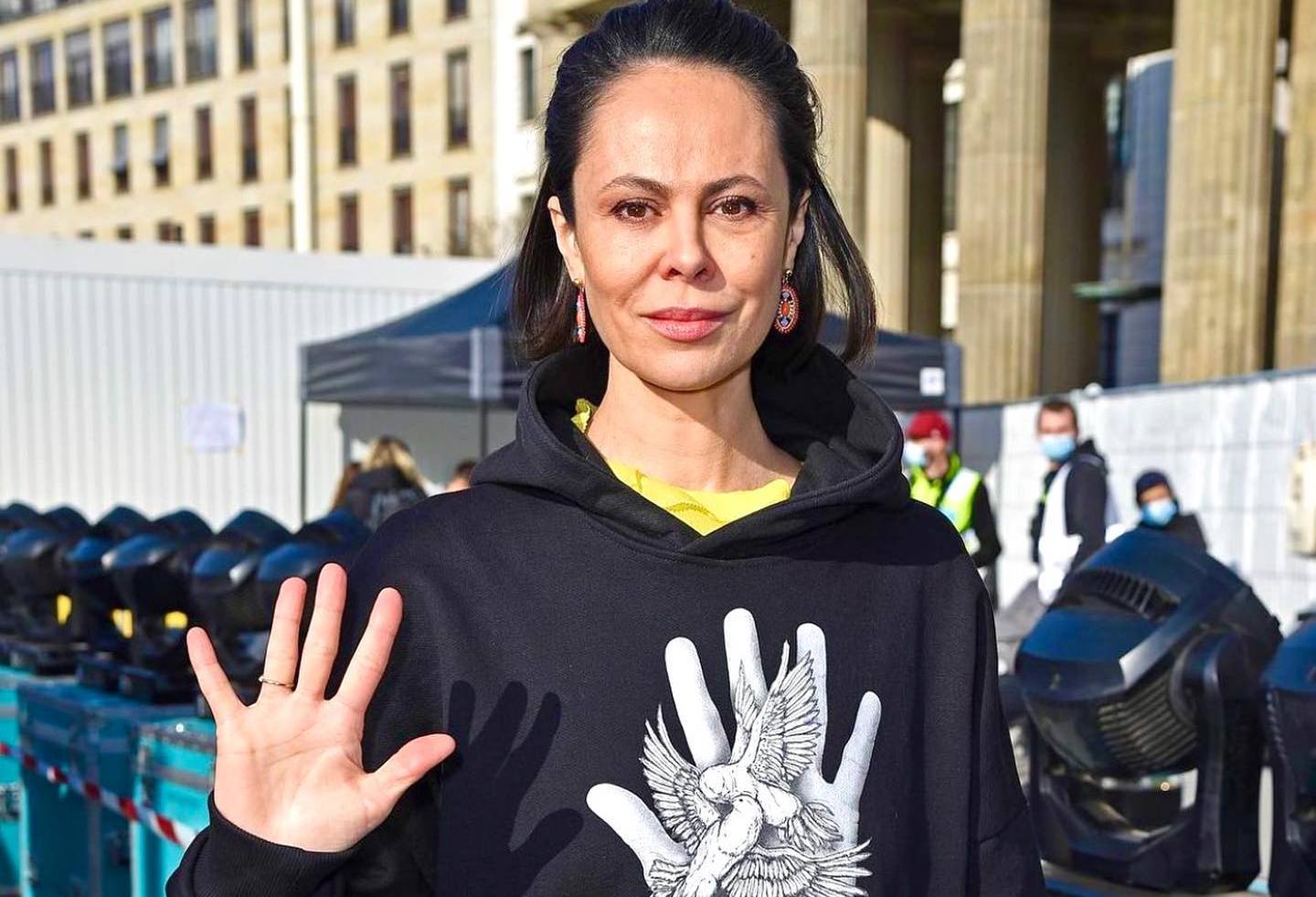 Жена Кличко выставила на аукцион символичную вещь из собственного гардероба, чтобы собрать деньги для Украины