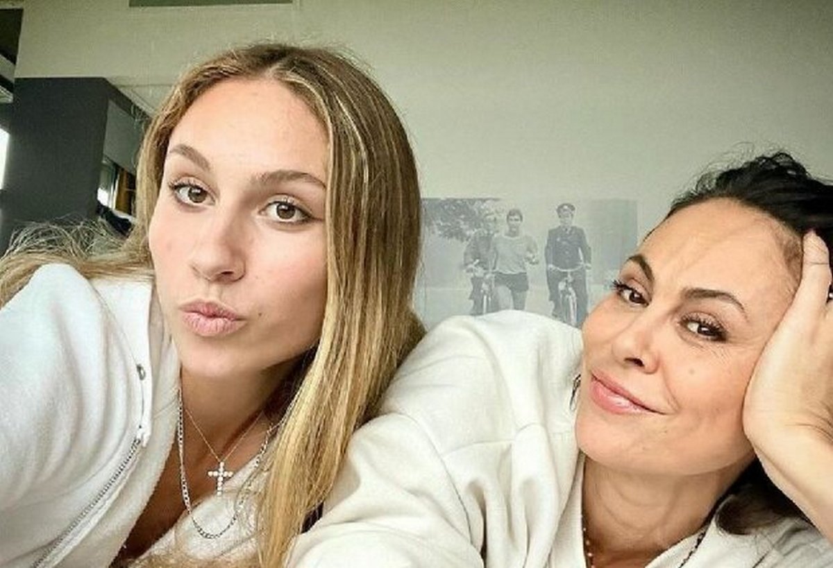 Дочь и жена Кличко записали патриотическую песню для Украины: Наталья покорила внешним видом в вышиванке