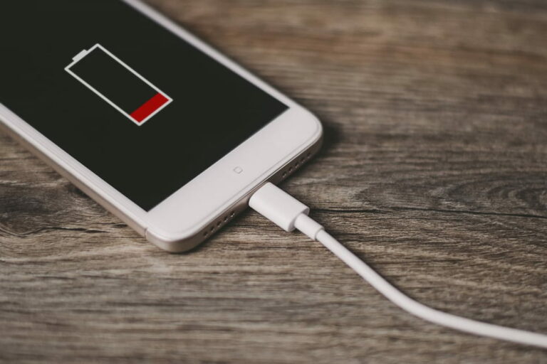 Смартфон будет держать заряд сутками: шесть способов продлить работу батареи - today.ua