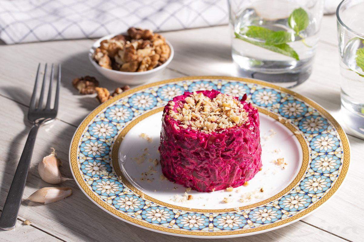 Три простих салати з буряка з мінімуму інгредієнтів - швидко та зі смаком