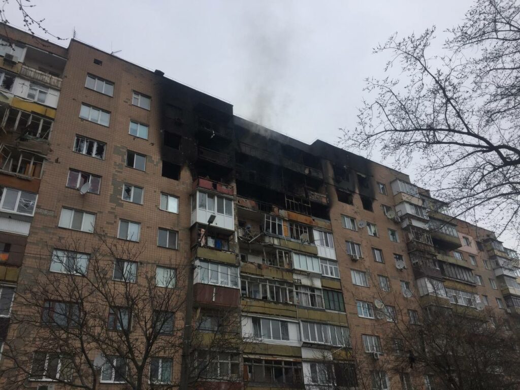 Будут селить в общежития: власть признала, что разрушенное в Украине жилье до зимы не восстановят