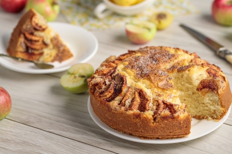 Пирог с яблоками на сковороде - простой рецепт идеального десерта за 30 минут - today.ua