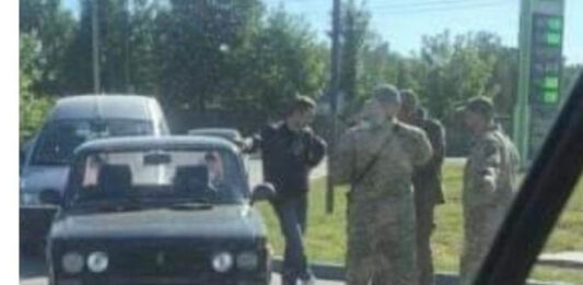 Повістки у військкомати почали вручати в чергах на АЗС - today.ua