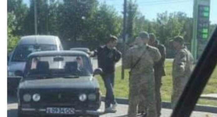 Повестки в военкоматы начали вручать в очередях на АЗС - today.ua