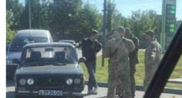 Повістки у військкомати почали вручати в чергах на АЗС - today.ua