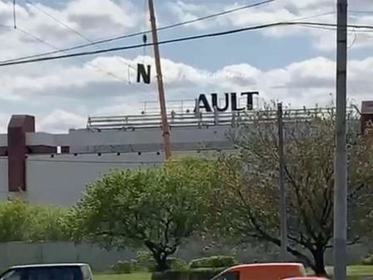 Деавтомобілізація: у РФ завод Renault перейменовують у "Москвич"