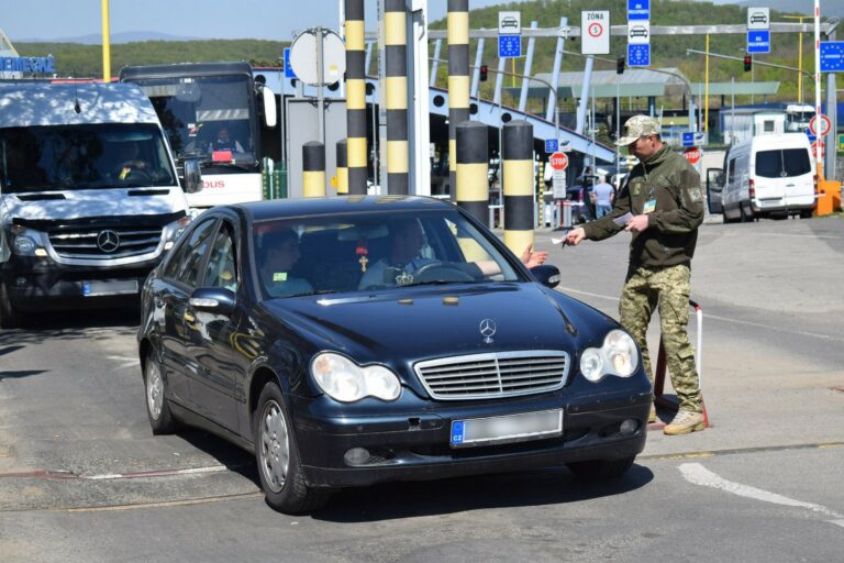 Водії-чоловіки зможуть виїжджати за кордон під час війни: деталі - today.ua
