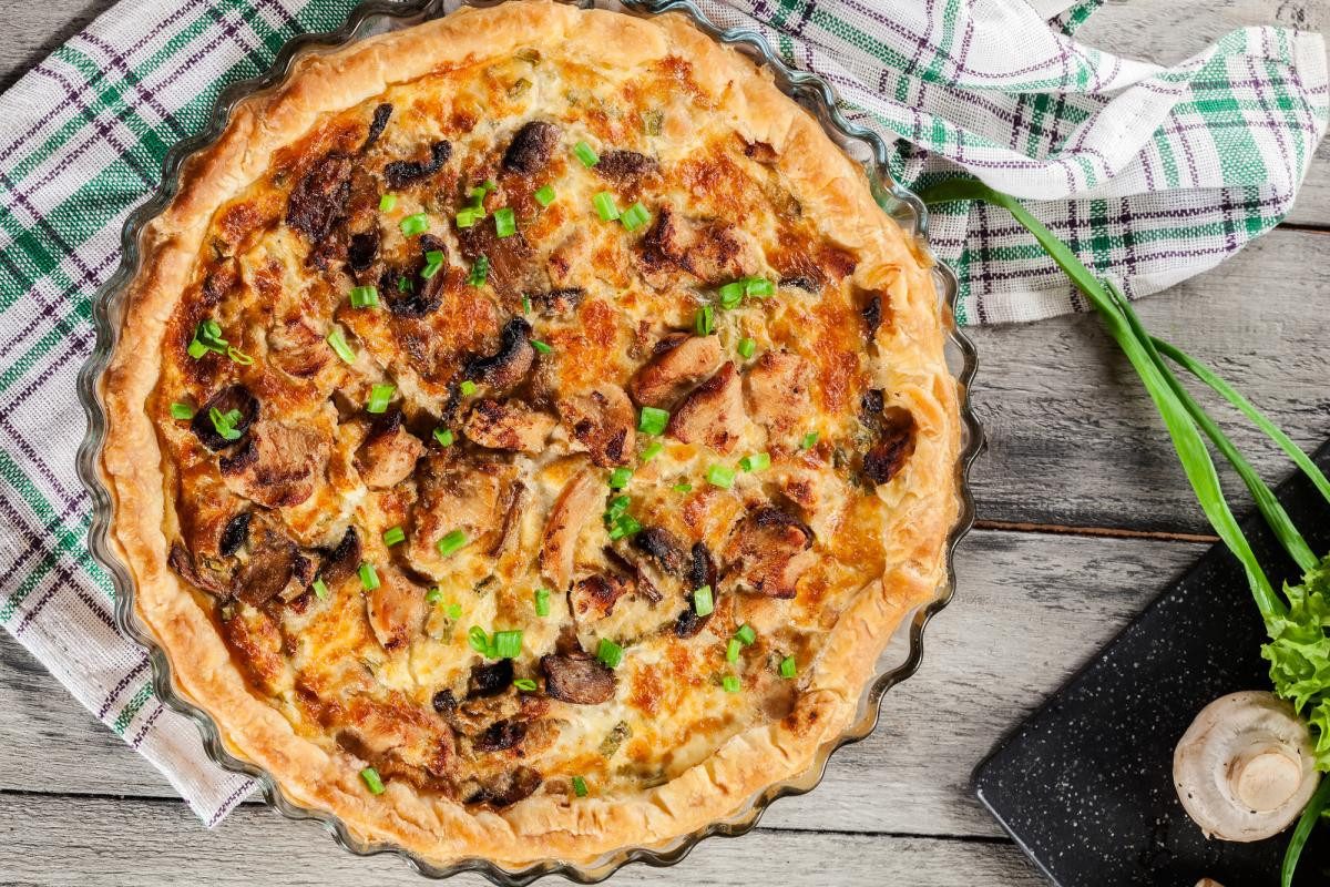 Вечеря за 15 хвилин: найсмачніший заливний пиріг з м'ясом та грибами