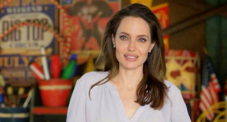 Еще одно идеальное пальто: Анджелина Джоли в черном наряде сходила с дочерью на шоппинг - today.ua