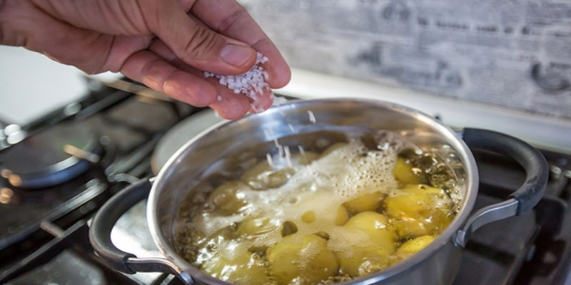 Варена картопля із секретним інгредієнтом: що додати у страву для аромату та насиченого смаку