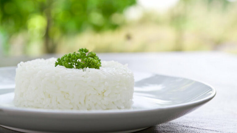 В микроволновке, духовке и на плите: как разогреть вчерашний слипшийся рис, чтобы он стал как свежий - today.ua