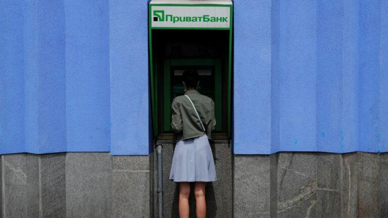 ПриватБанк рассказал, до какого числа переселенцы получат социальные выплаты в июне - today.ua