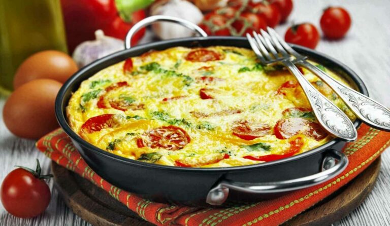 Завтрак за 7 минут: быстрый и вкусный итальянский омлет - today.ua