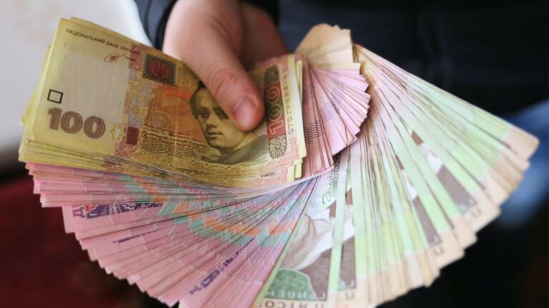 Українці масово почали продавати валюту: в НБУ розповіли, як змінився обіг готівки в касах банків - today.ua