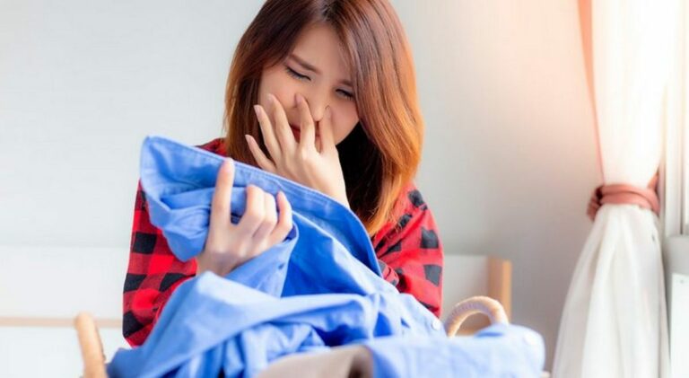 Без прання: три простих способи, як прибрати неприємний запах з залежалих речей - today.ua