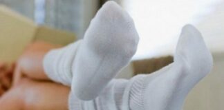 Три дешеві способи відіпрати білі шкарпетки своїми руками без порошку - today.ua