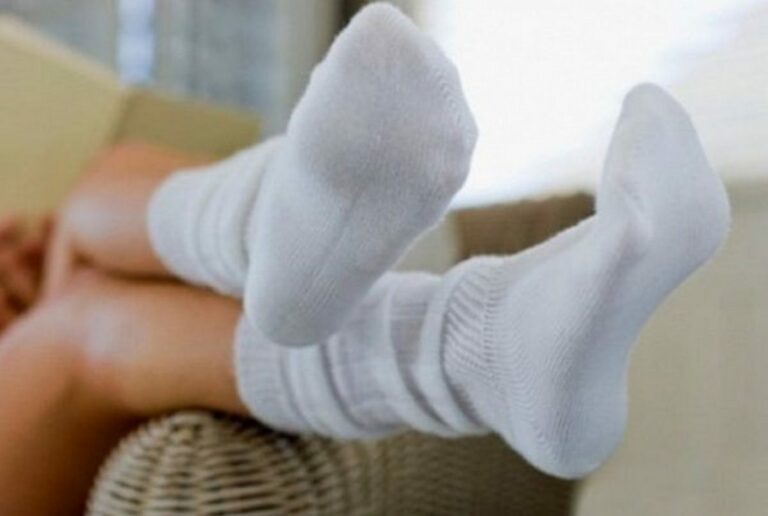 Три дешеві способи відіпрати білі шкарпетки своїми руками без порошку - today.ua