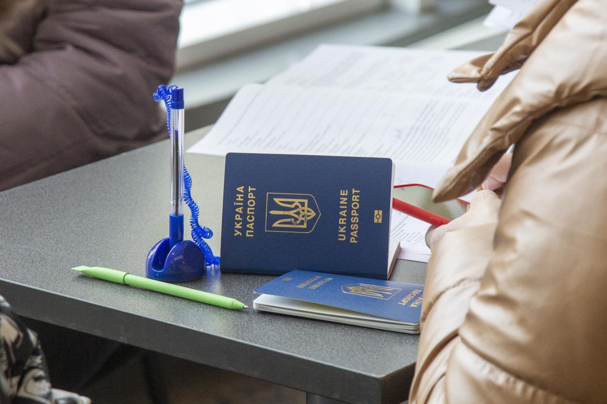 В Украине анонсировали налоги на пособие беженцев: как избежать штрафа за неуплату