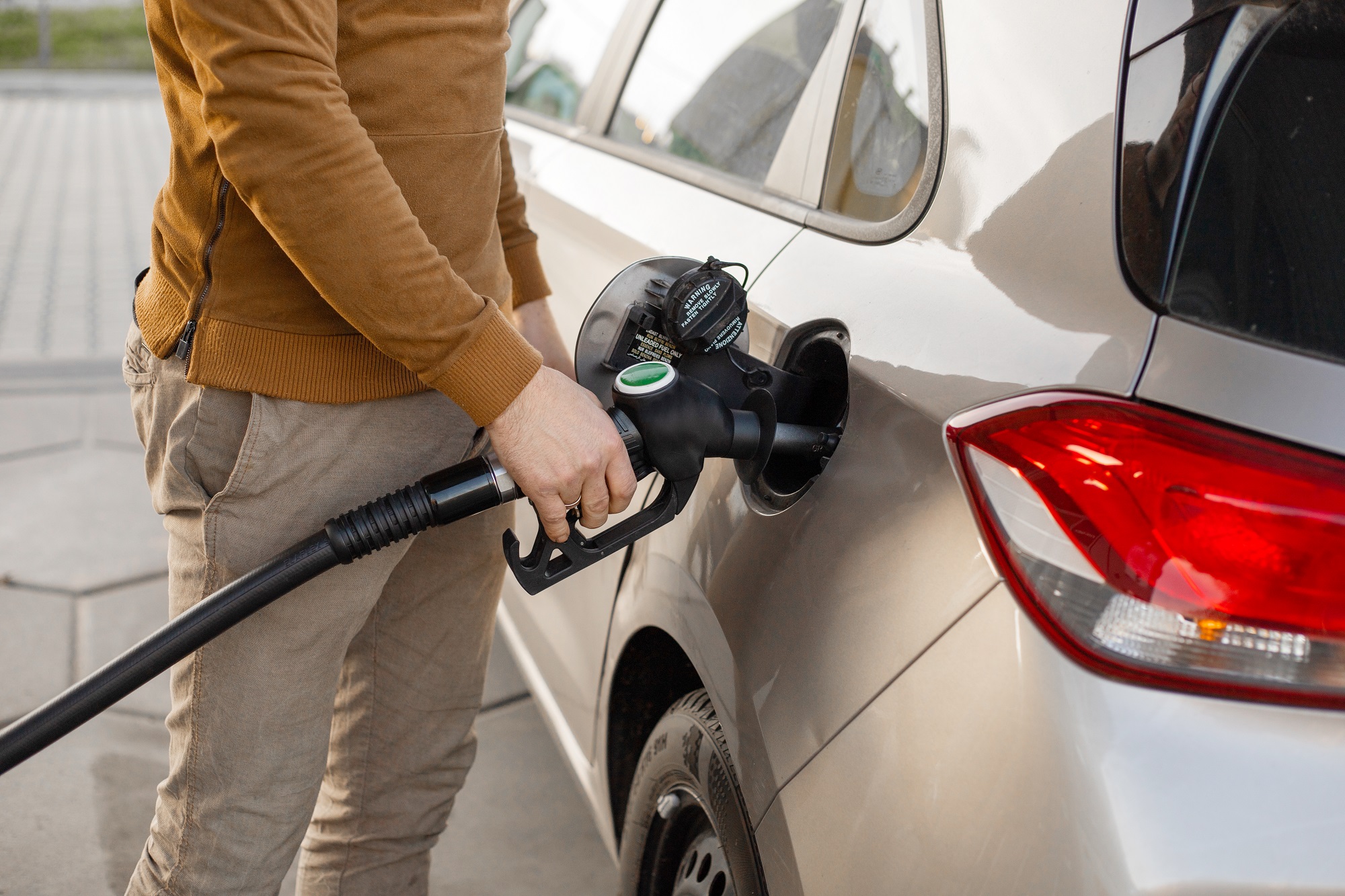 Українські АЗС почали знижувати ціни на бензин