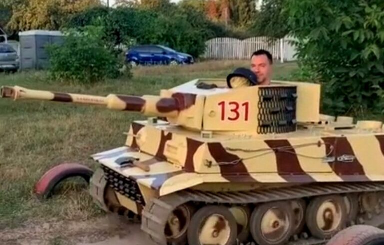 Алексей Арестович в танке: советник президента показал забавное видео с сыном  - today.ua