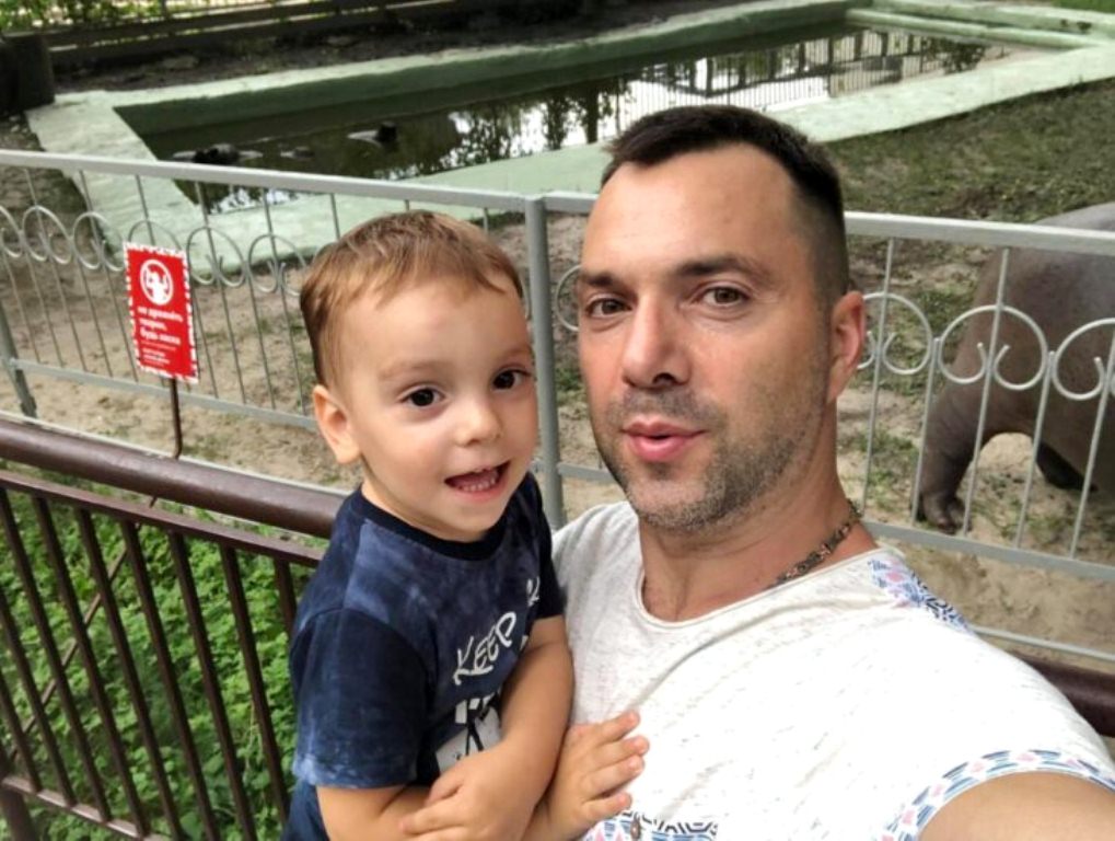 Олексій Арестович показав, яким його бачить син – кумедне фото - today.ua