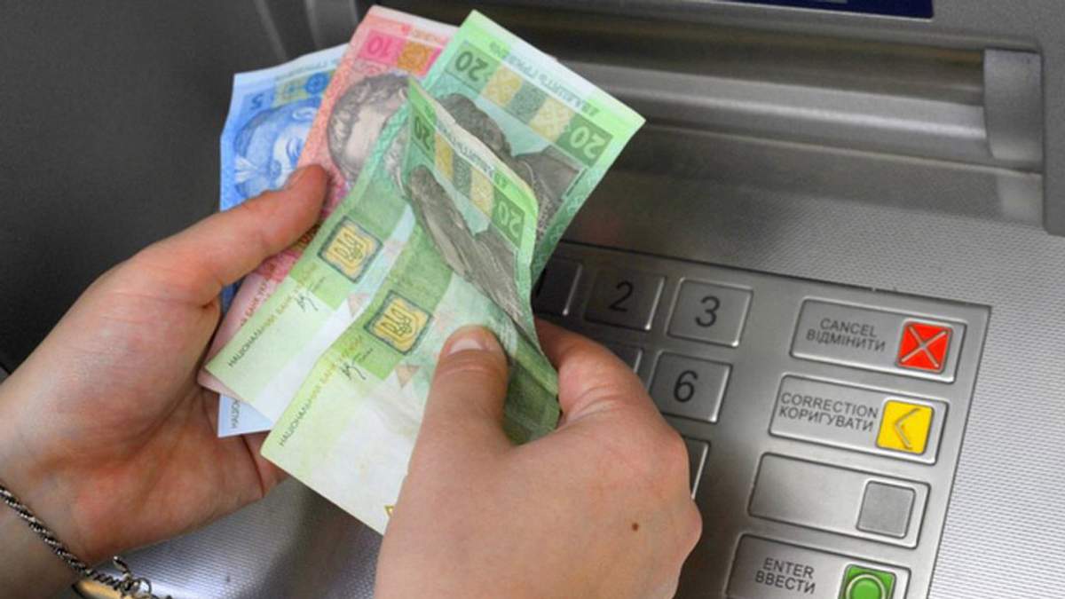 Украинские банки массово проверяют переводы на карты: за какие суммы могут заблокировать счета