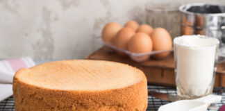 Идеальный бисквит без разрыхлителя - простой рецепт из четырех ингредиентов - today.ua