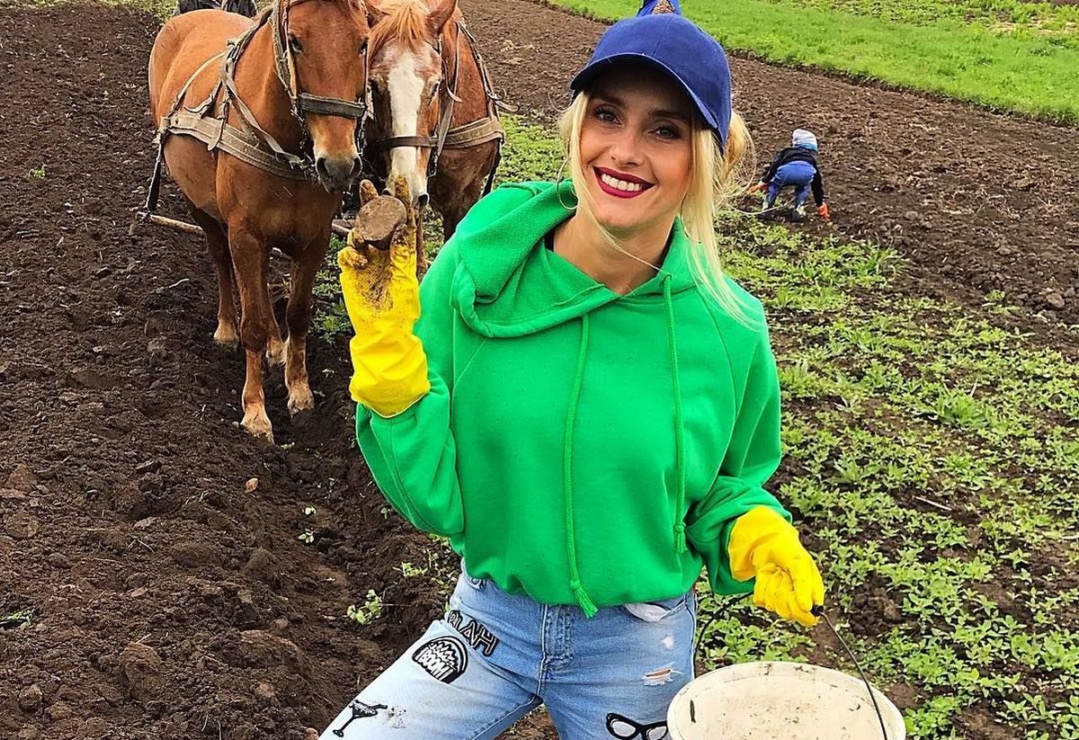 Цього року не в білих джинсах: Ірина Федишин показала, як садила з мамою картоплю