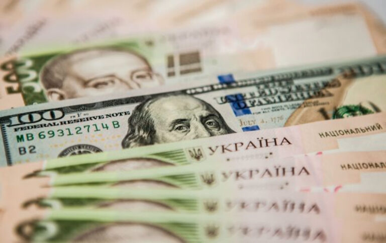 Курс долара в Україні другу добу перевищує 43 гривні: у яких банках вигідніше купити валюту - today.ua