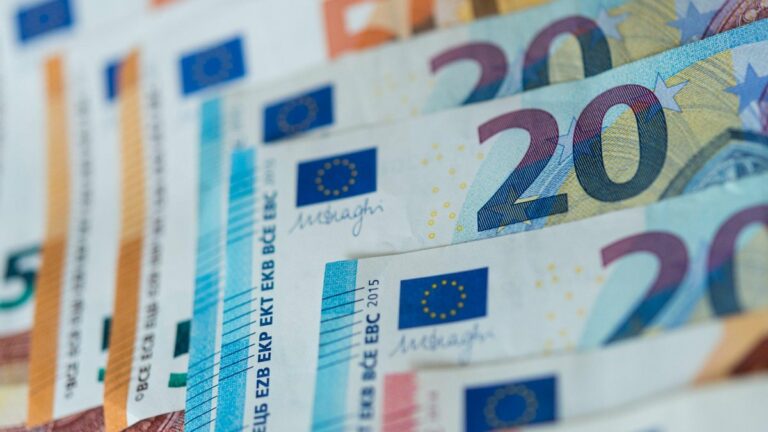 Євро в Україні подешевшало: обмінники та банки опублікували курс валют на 29 вересня - today.ua