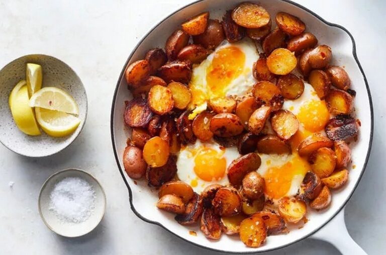 Сніданок з яєць та молодої картоплі, який надовго подарує почуття ситості - today.ua