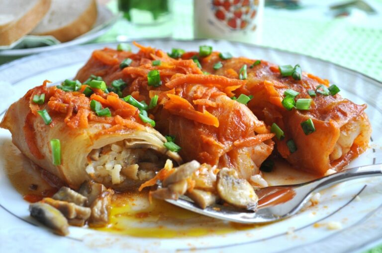 Голубці з пшоном та грибами: рецепт ситної страви, яка танутиме в роті - today.ua