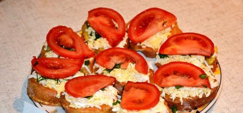 Хрустящие гренки с яйцом и помидором: пять секретов приготовления идеального завтрака 