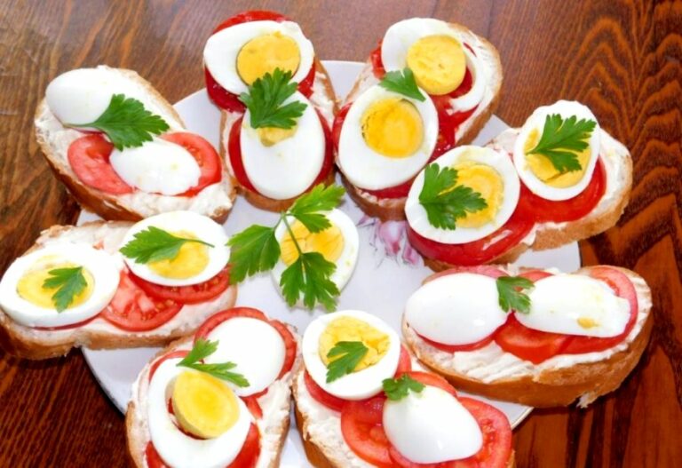 Хрусткі грінки з яйцем та помідором: п'ять секретів приготування ідеального сніданку - today.ua