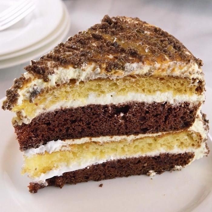 З доступних інгредієнтів: найпростіший рецепт торта “Сметанник“