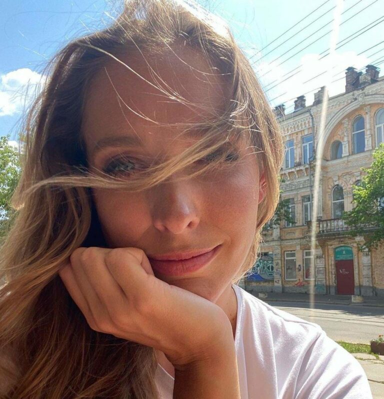 “Спасибо, что выстоял“: Катя Осадчая в День Киева прогулялась по Подолу в стильном летнем образе - today.ua