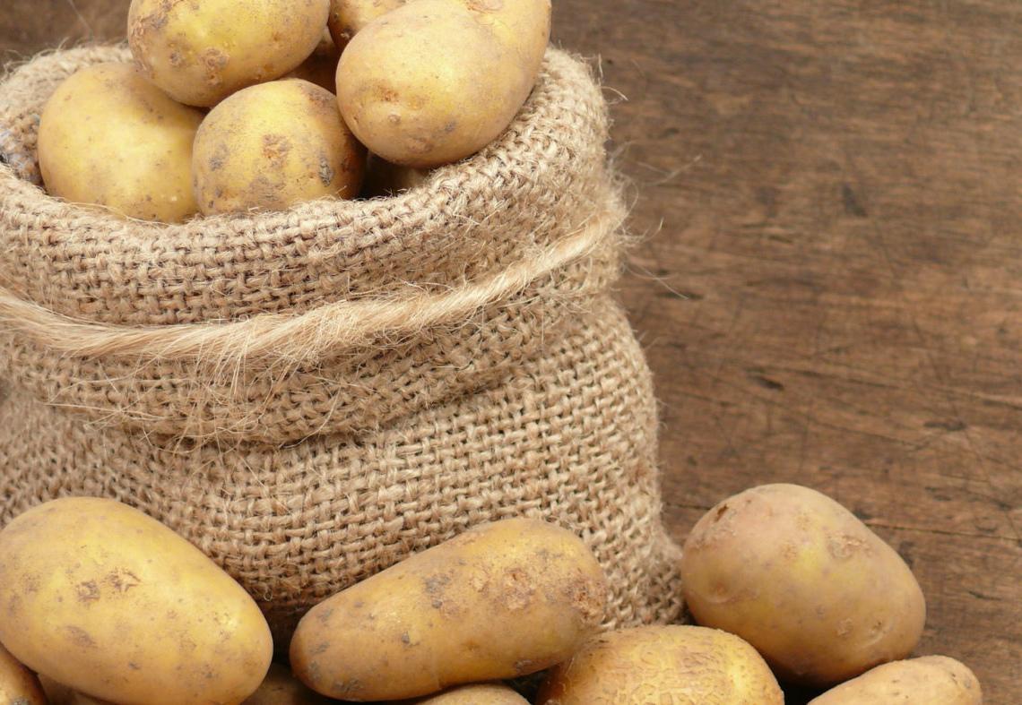 Украинцам бесплатно раздадут по 30 кг картофеля: как получить доставку по Новой почте