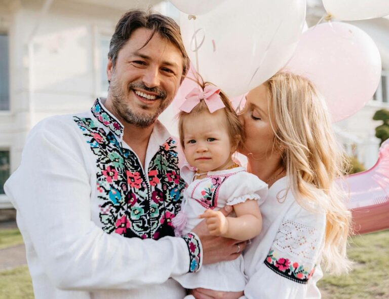 Стефания в вышиванке: жена Сергея Притулы рассекретила лицо младшей дочери в день ее рождения  - today.ua