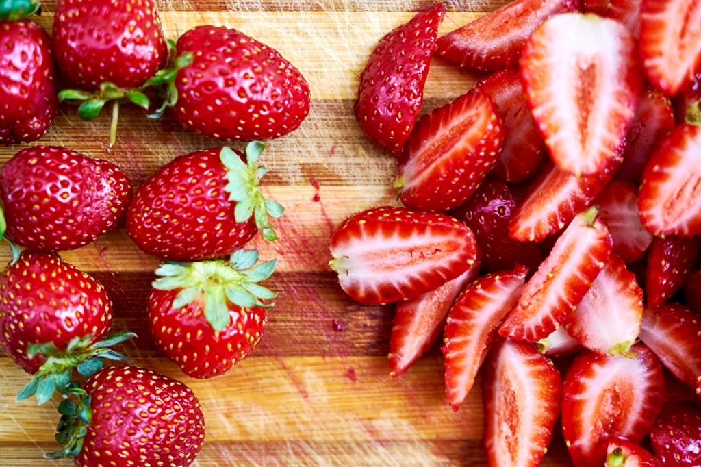 Сніданок за 10 хвилин: рецепт корисних полуничних бутербродів