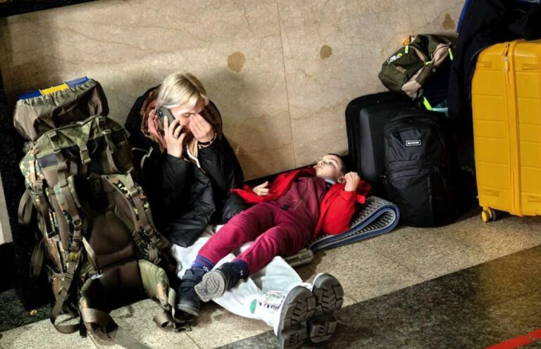 Украинские беженцы в Латвии: власти на 30 дней продлили им самую важную услугу - today.ua
